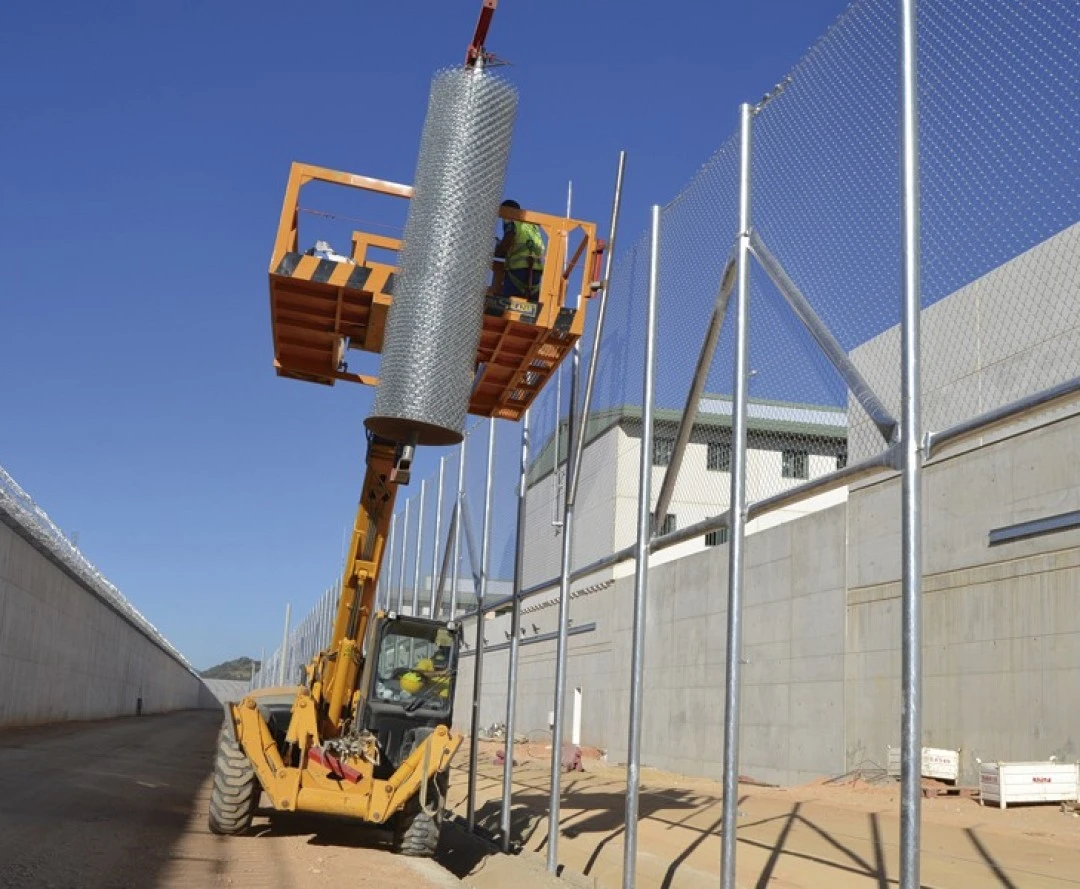Malla antitrepa instalada en el paso fronterizo de Ceuta y Melilla