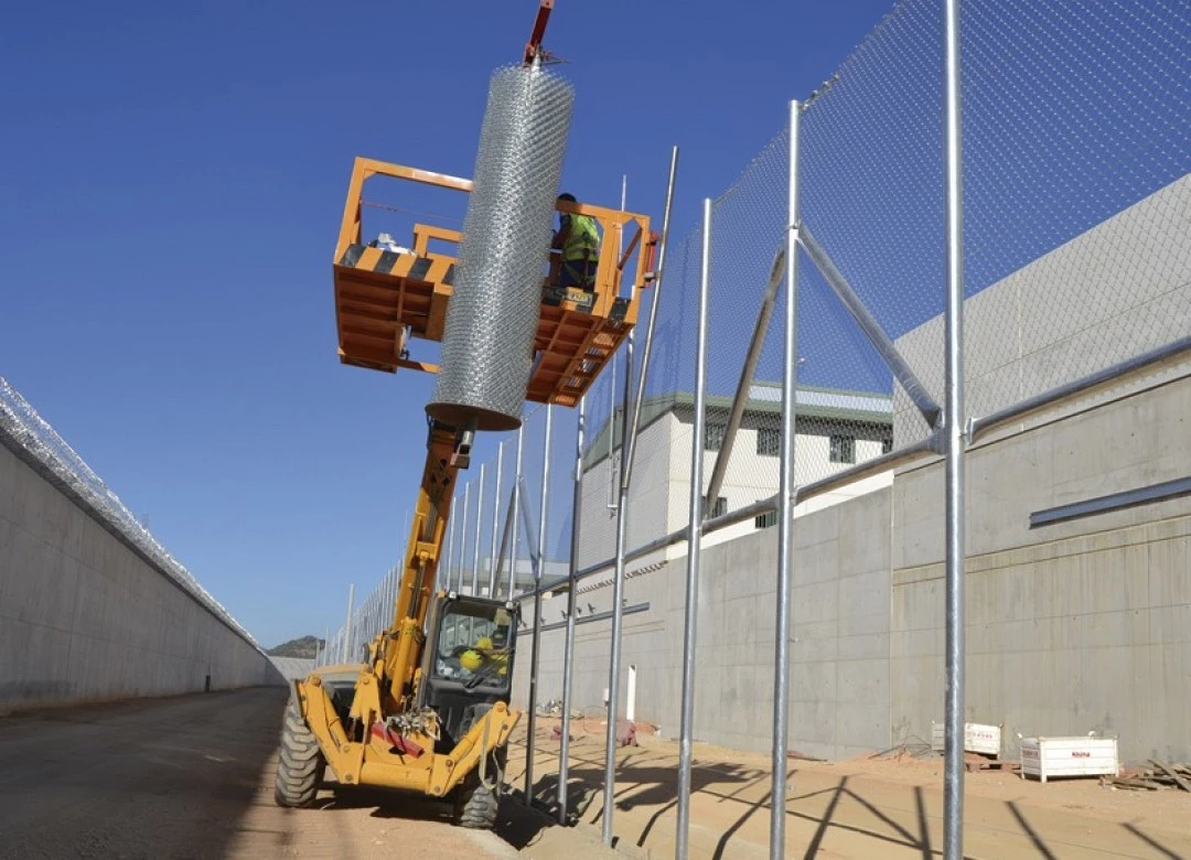 Malla antitrepa instalada en el paso fronterizo de Ceuta y Melilla